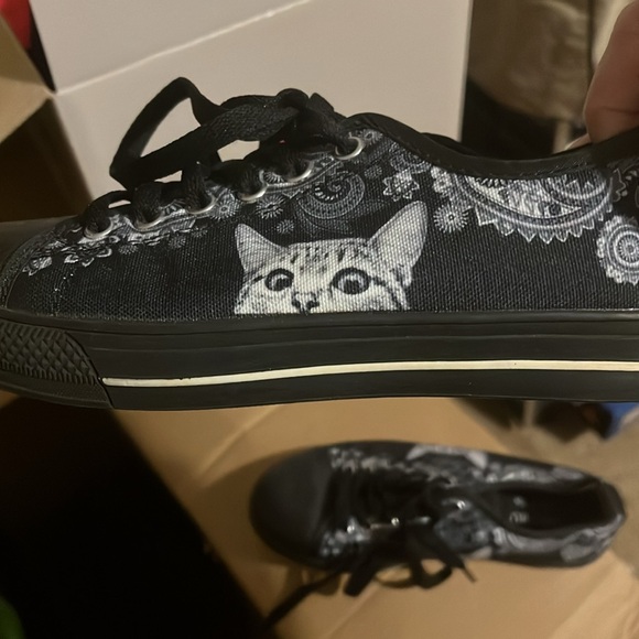 NEW NEVER WORN CAT SHOES - Picture 2 of 4